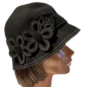 John Callanan Women's 100% Wool
Cloche Floral Design Appliqué Black Hat